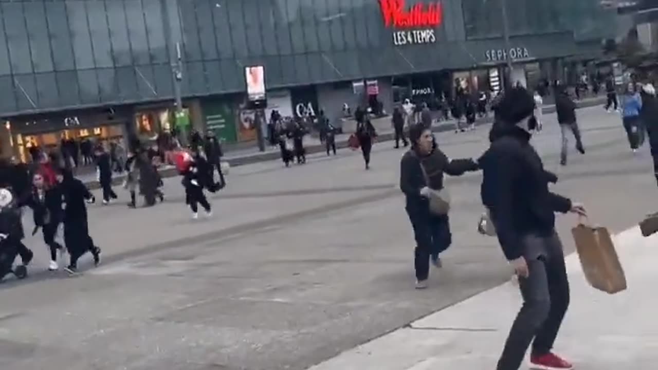 Panico di massa al centro commerciale La Défense a Parigi