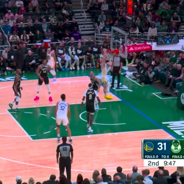 NBA - Brandin Podziemski with the nice slam down the lane. Warriors-Bucks