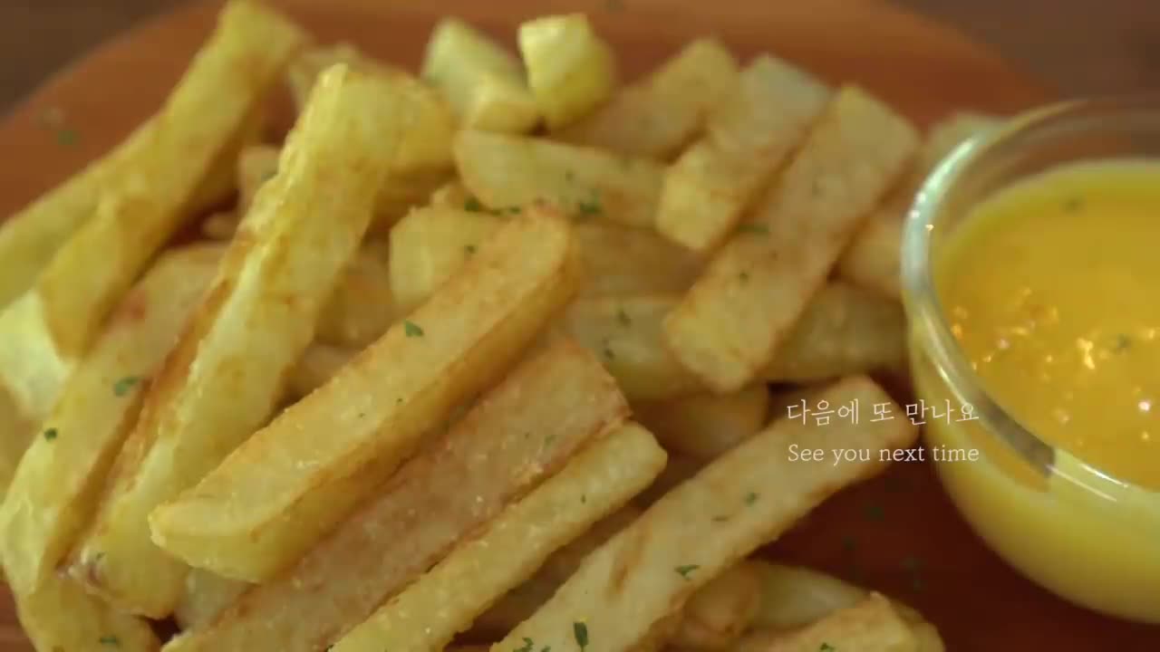 Fried Potatoes and Cheese Sauce :: How to Make Crispy French Fries