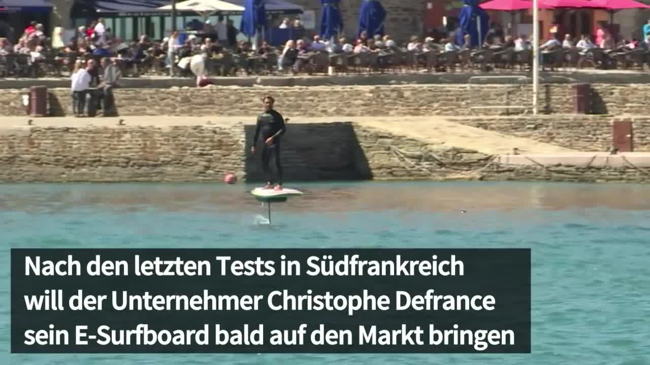 So funktioniert es_ Mit dem E-Surfboard über das Wasser schweben