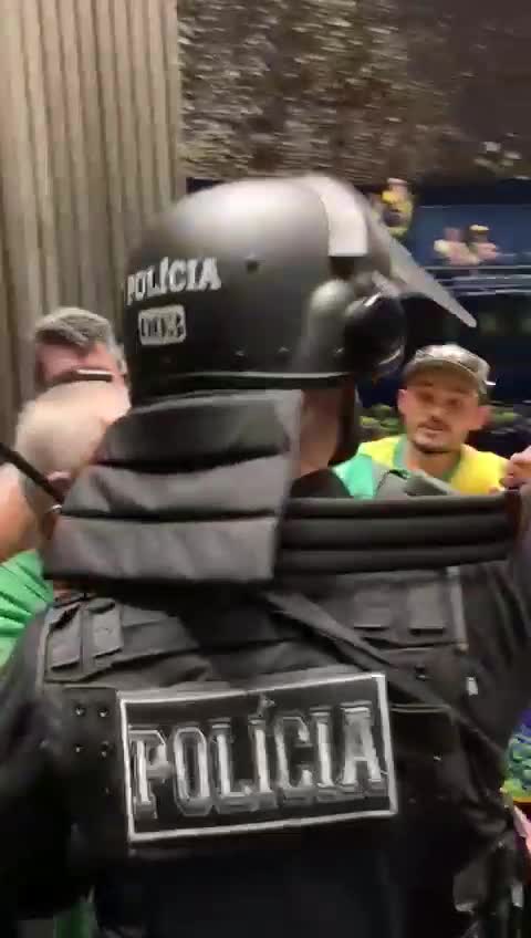Police in the Senate chamber siding with the protesters!!! 🇧🇷