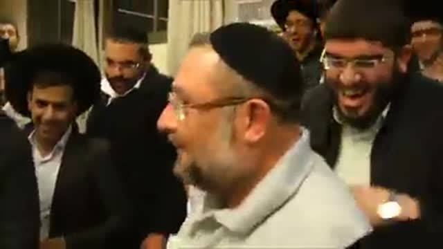 Rabbi Sings As He Smashes Iphone