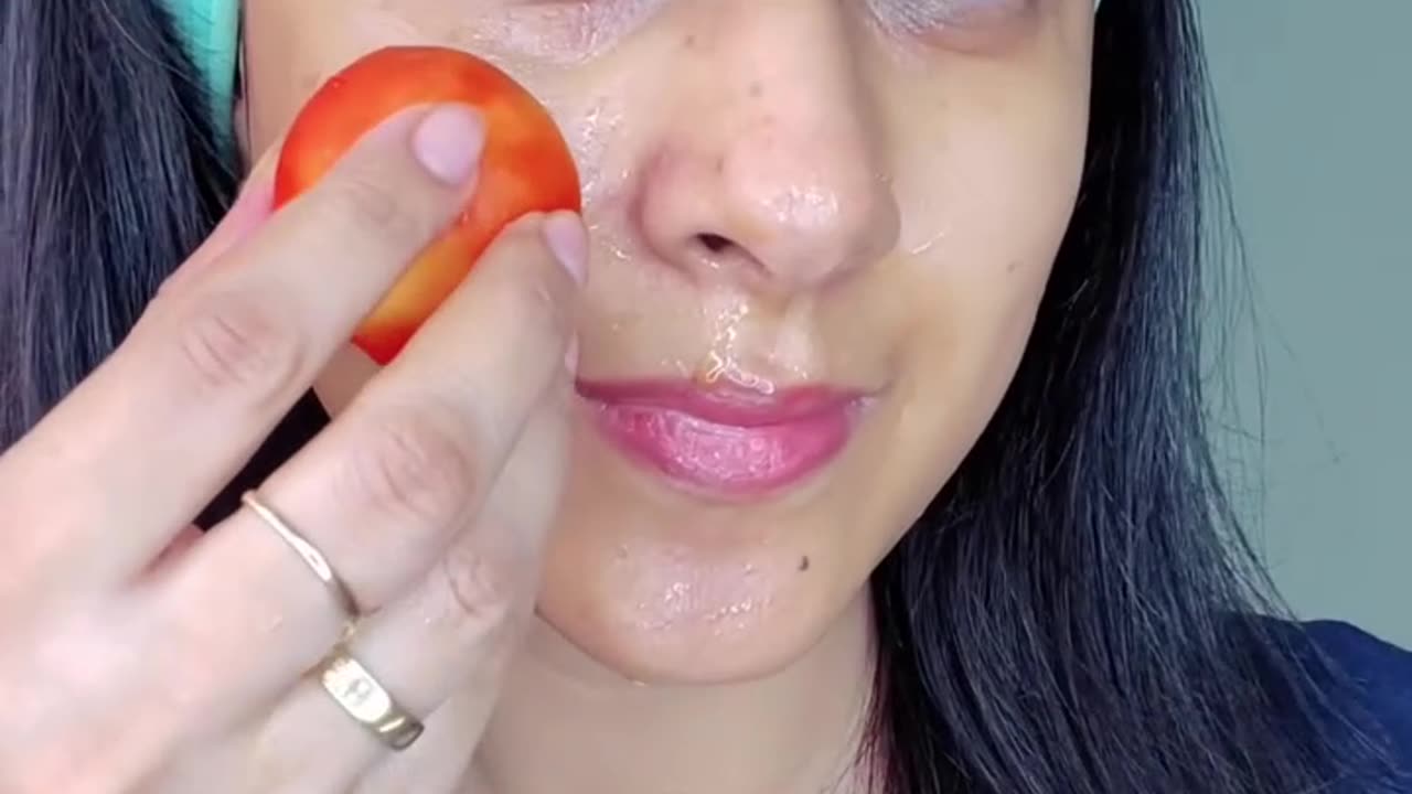 Tomatoes facial for cleansing face