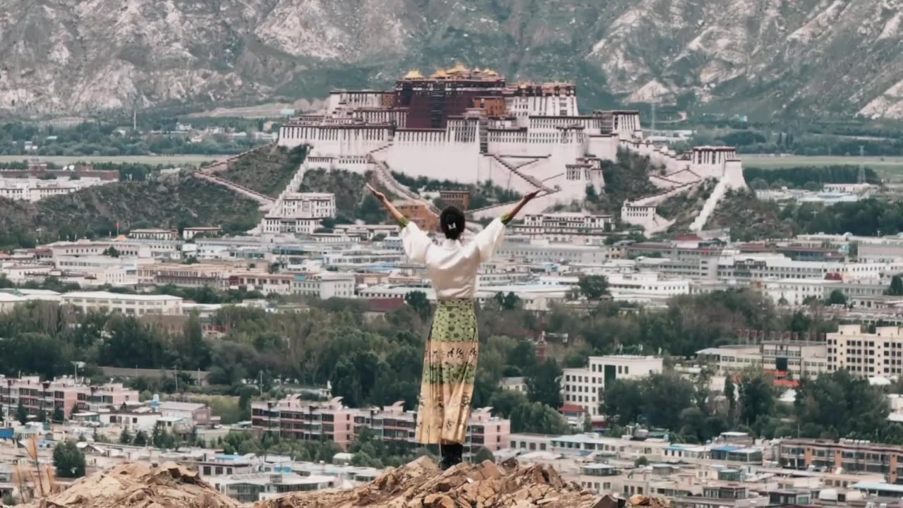 西藏的布达拉宫 Majestic Potala Palace against the backdrop of the Himalayas