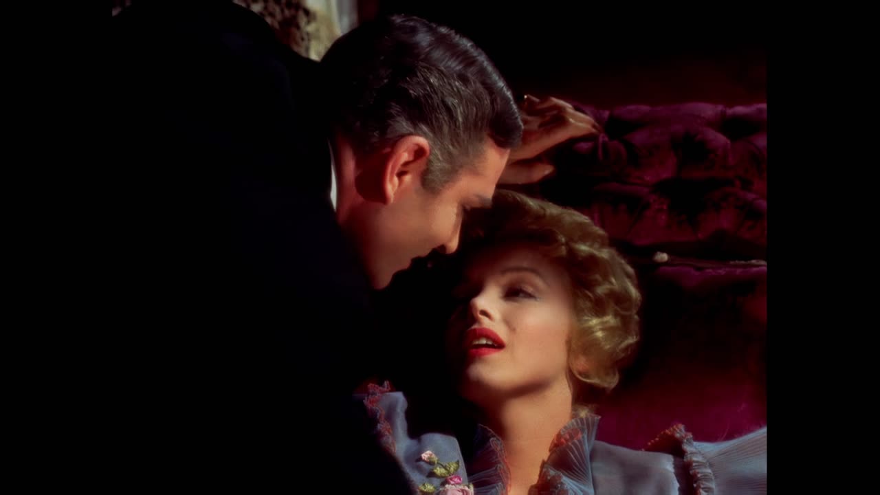 Marilyn Monroe 1957 The Prince and the Showgirl Kiss on the Sofa 4k