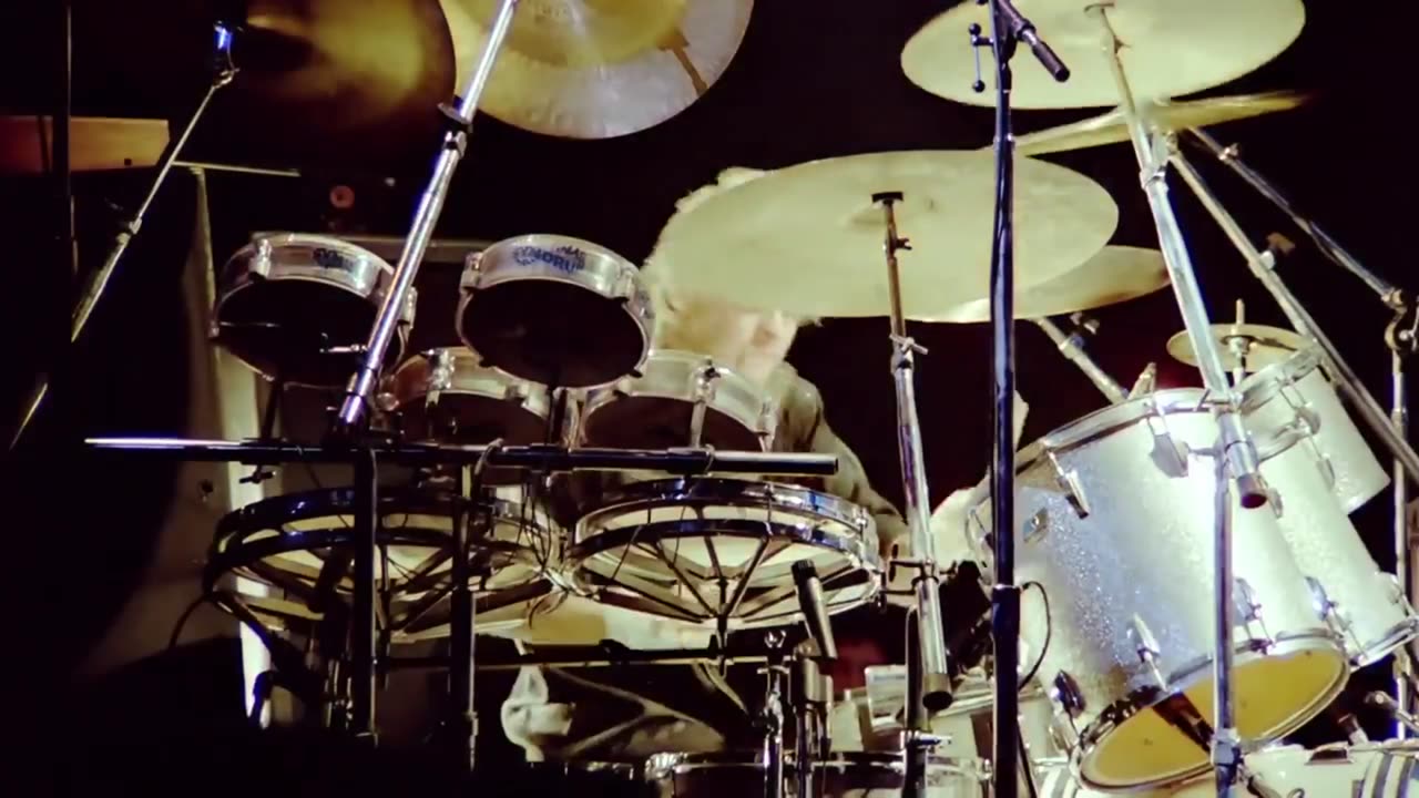 Queen Live in Montreal - Dragon Attack