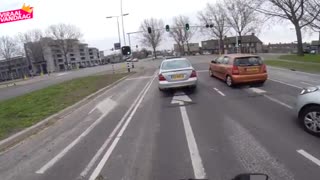 Mercedes E55 AMG maakt gehakt van Yamaha R6 in Den Bosch