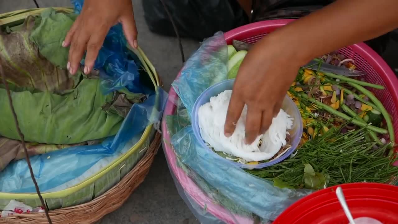 Cambodian Street Food - KHMER NOODLES Phnom Penh Cambodia (1)