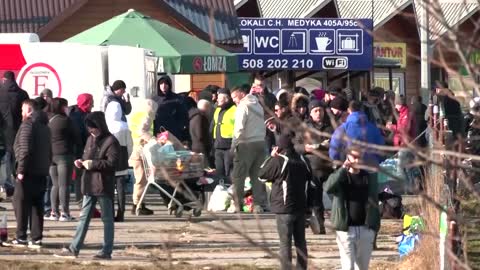 The anxious wait for relatives at Ukraine's border