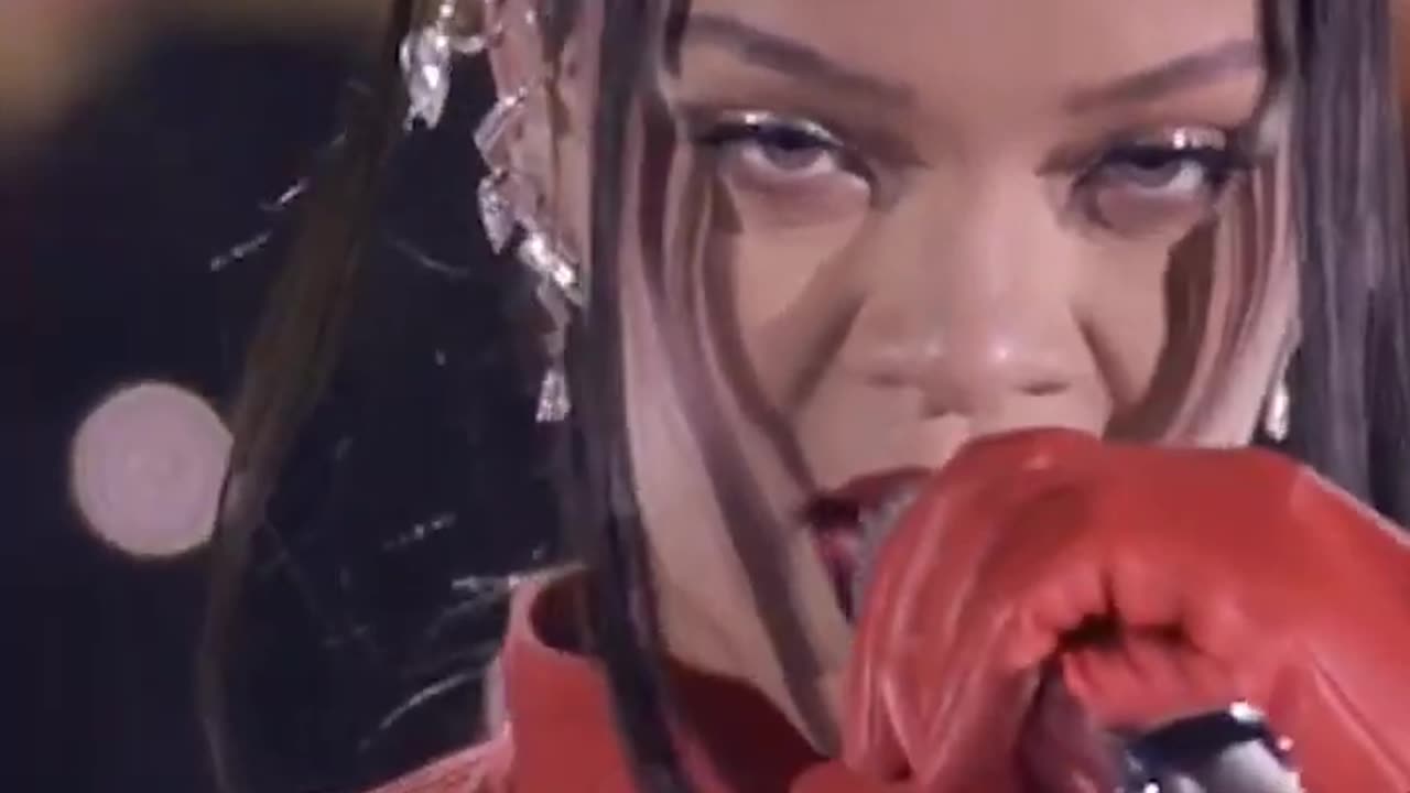 Rihanna's baby is probably the youngest person to ever perform at the Superbowl Halftime Show!