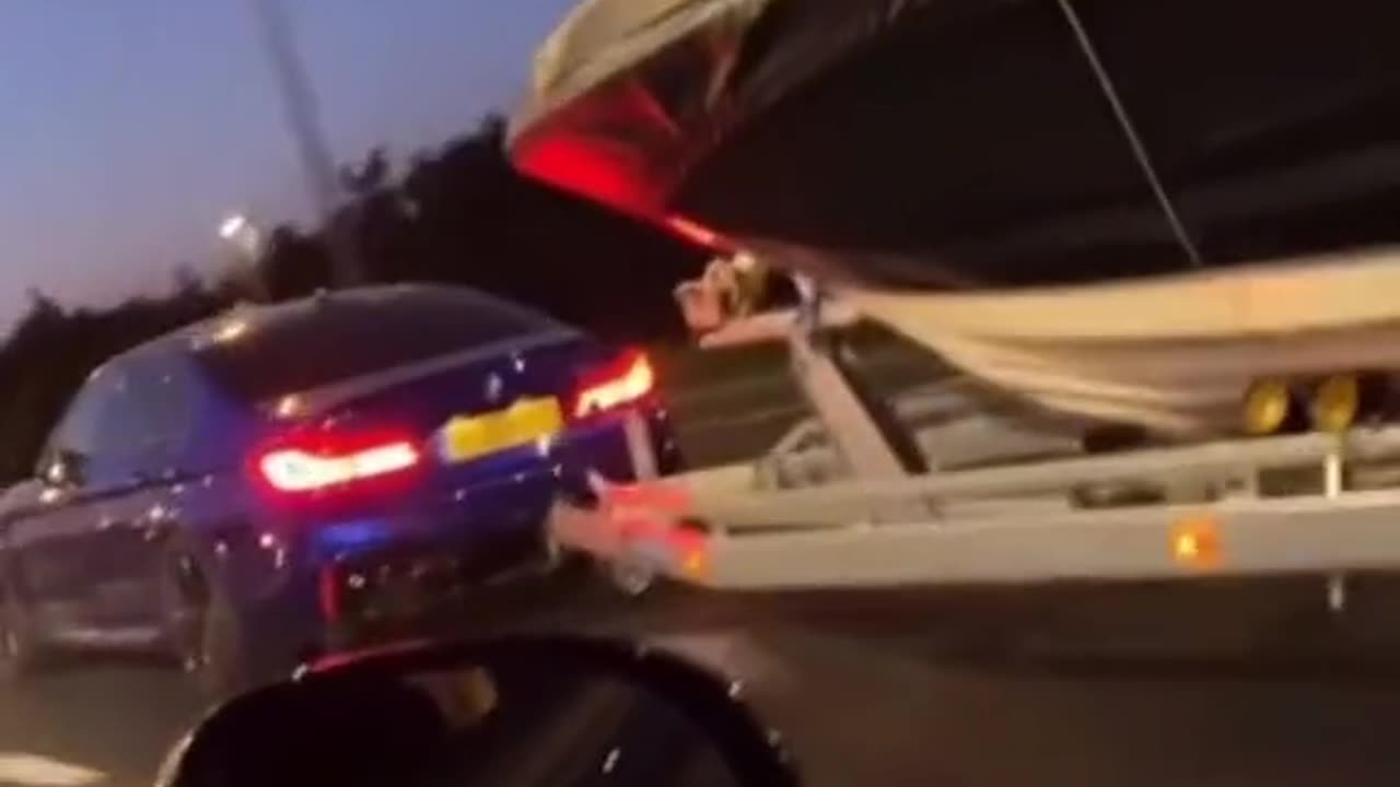 BMW M5 towing a boat VS Golf GTI drag race