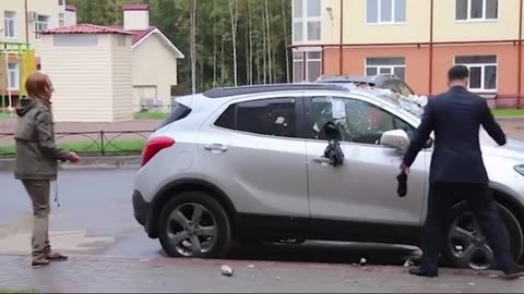 Kvinna saboterar sin mans bil - tror hon. Humor