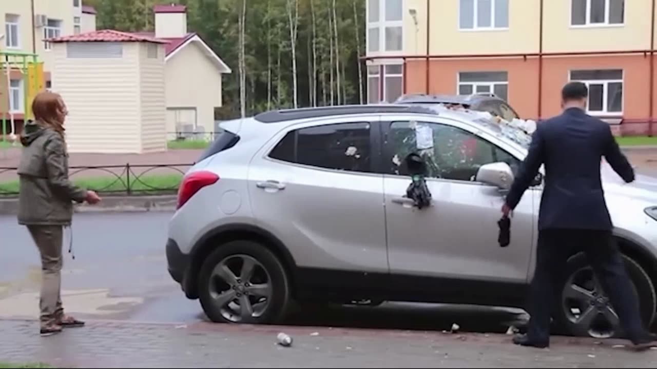 Kvinna saboterar sin mans bil - tror hon. Humor