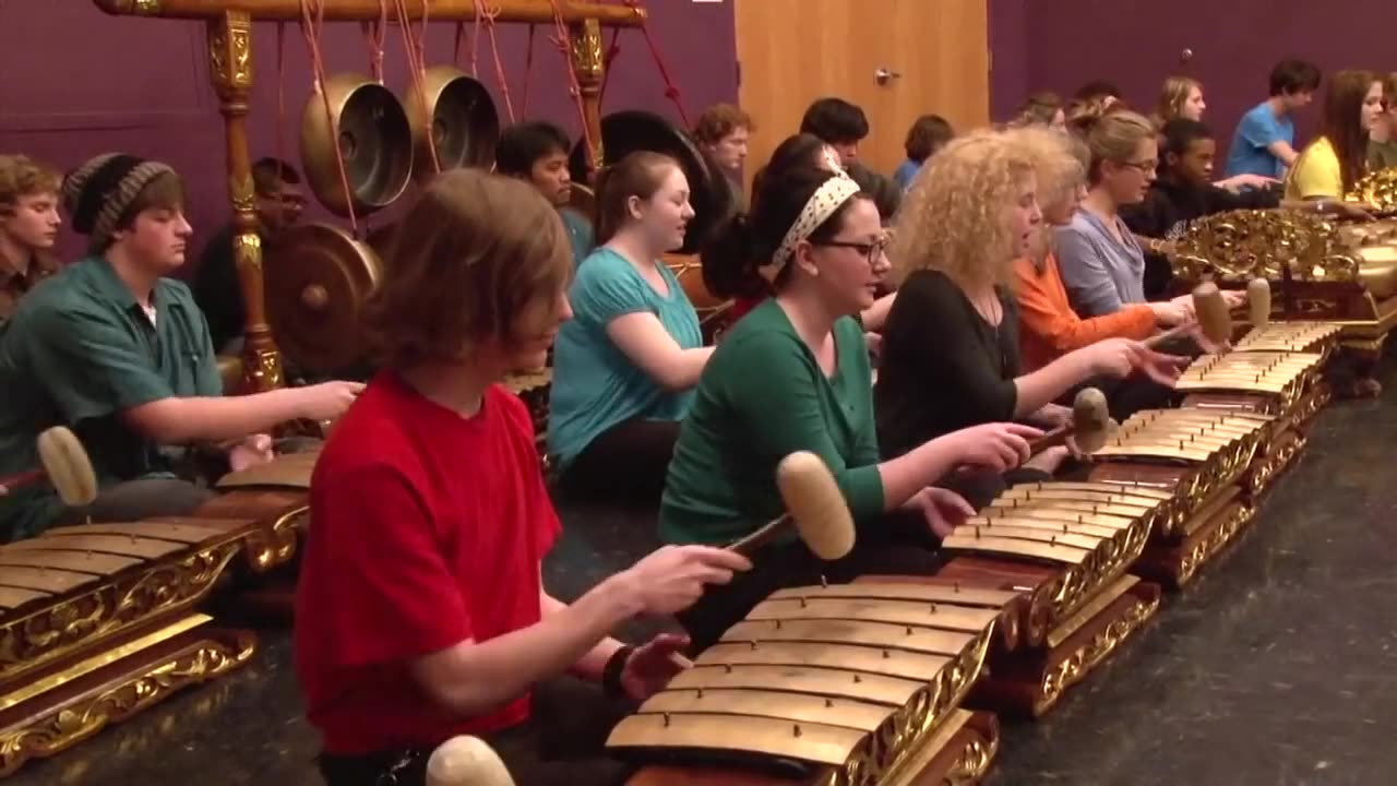 TOURIS MEMAINKAN GAMELAN JAWA INDONESIA INDAH BAGUS SEMPURNA