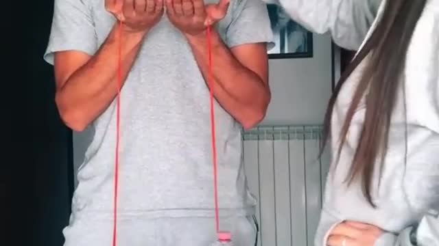 Girl makes a prank with weight and a pie 🤣