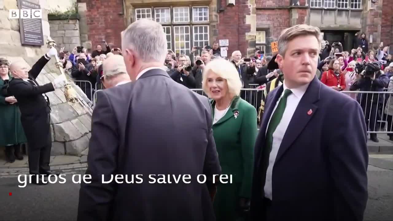 Manifestante atira ovos contra rei Charles
