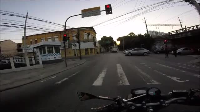 Motociclista escapa da morte por pouco