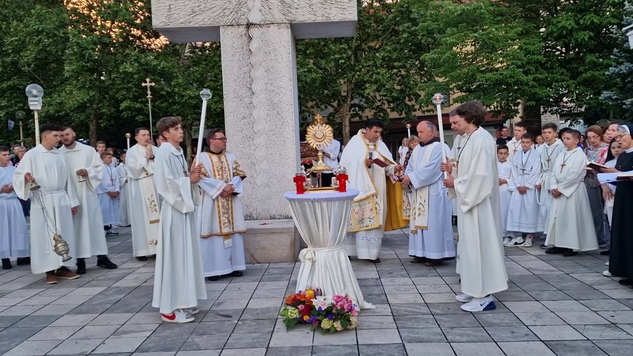 Molitva i blagoslov s Presvetim kod križa na mostu
