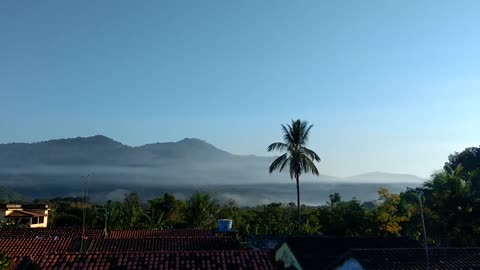 LOOK THIS! Cloud sheet over mountain.