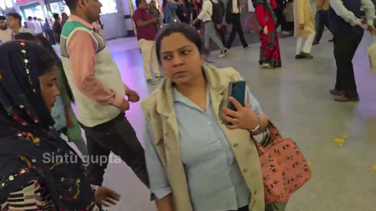 😱 Delhi Metro Live Theft Caught on Camera! 📹 iPhone Stolen 💪 Sintu Gupta Vlogs