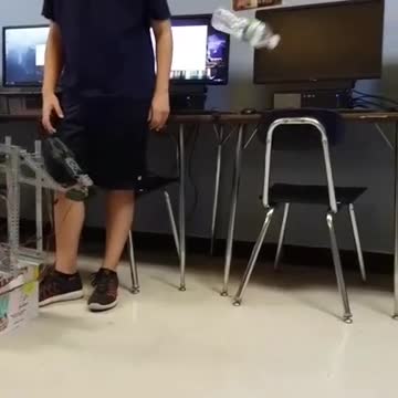 Estudiantes de secundaria construyen un robot que hace girar perfectamente una botella de agua