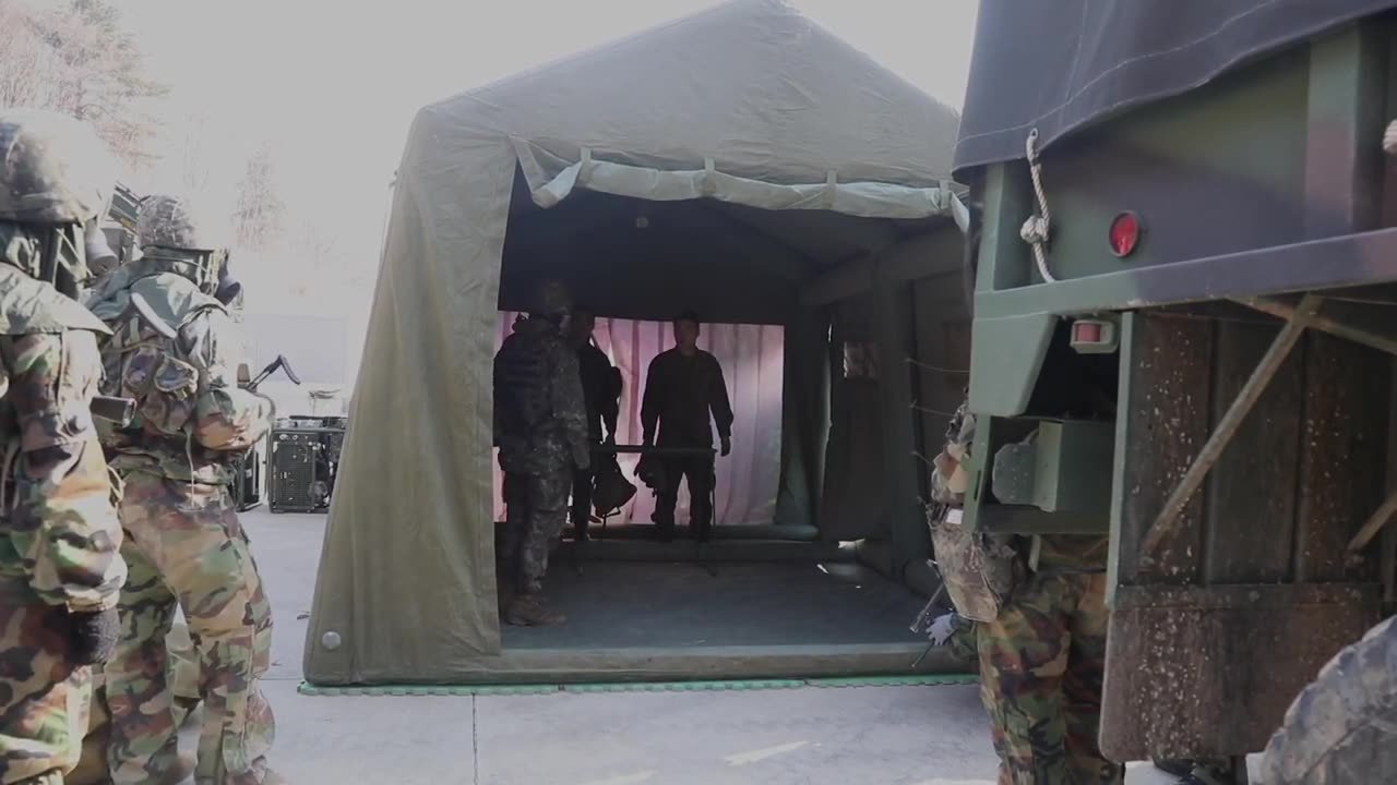 한국군도 동굴, 터널, 하수구에서 싸우는 방법과 탐지되지 않은 채 건물에 침입하는 방법에 대해 익히는 '워리어 쉴드 훈련'에 참가함.avi