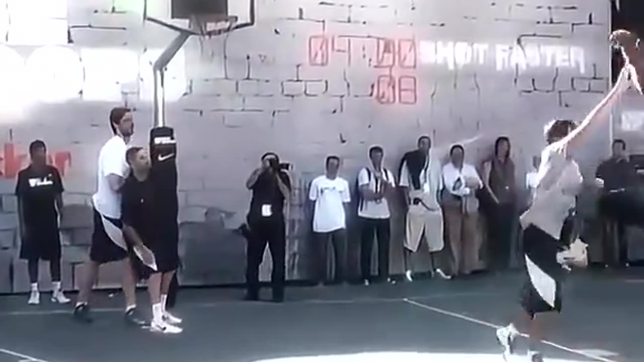 Kobe and Gasol playing 2v2 in Barcelona