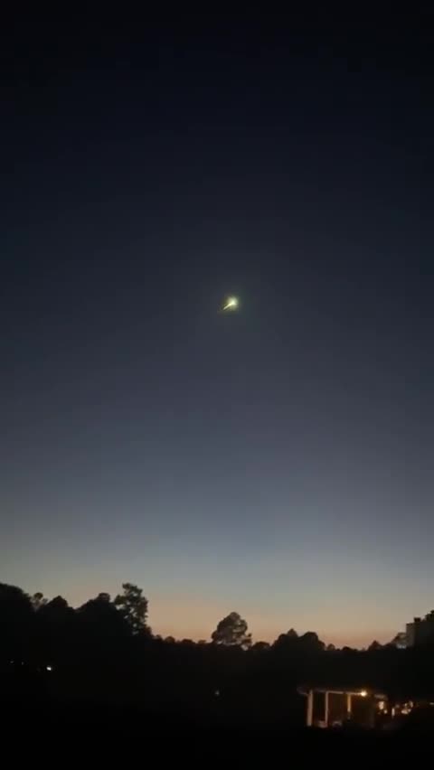 Mesmerizing green fireball suddenly lit up the sky above Navarre, Florida.