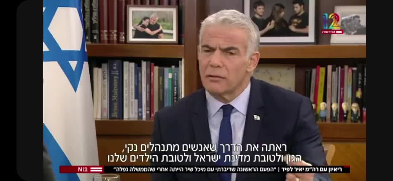 צפו: יאיר לפיד צוחק בפנים למטומטמים שמצביעים לו