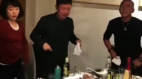 想必很多人看过扇子舞，但是你看过三人纸巾舞么？ 😜