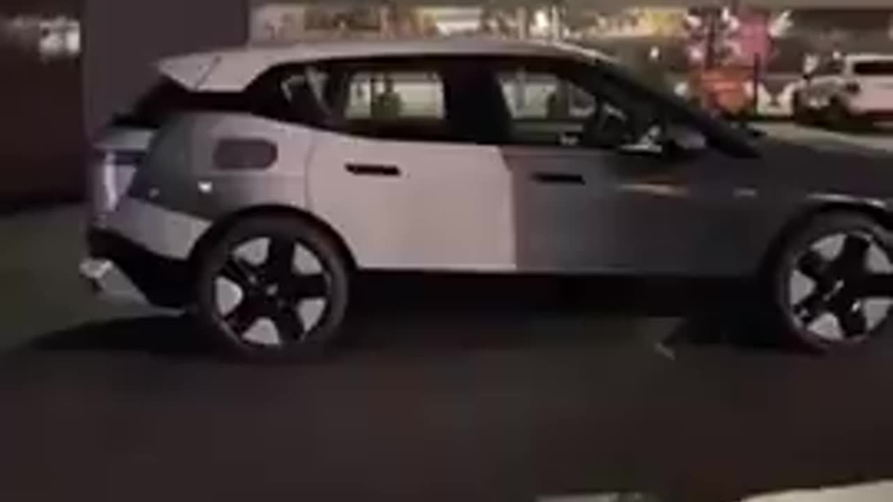 WOW THIS AMAZINGLY UNIQUE CAR CHANGES COLOR BY A APP