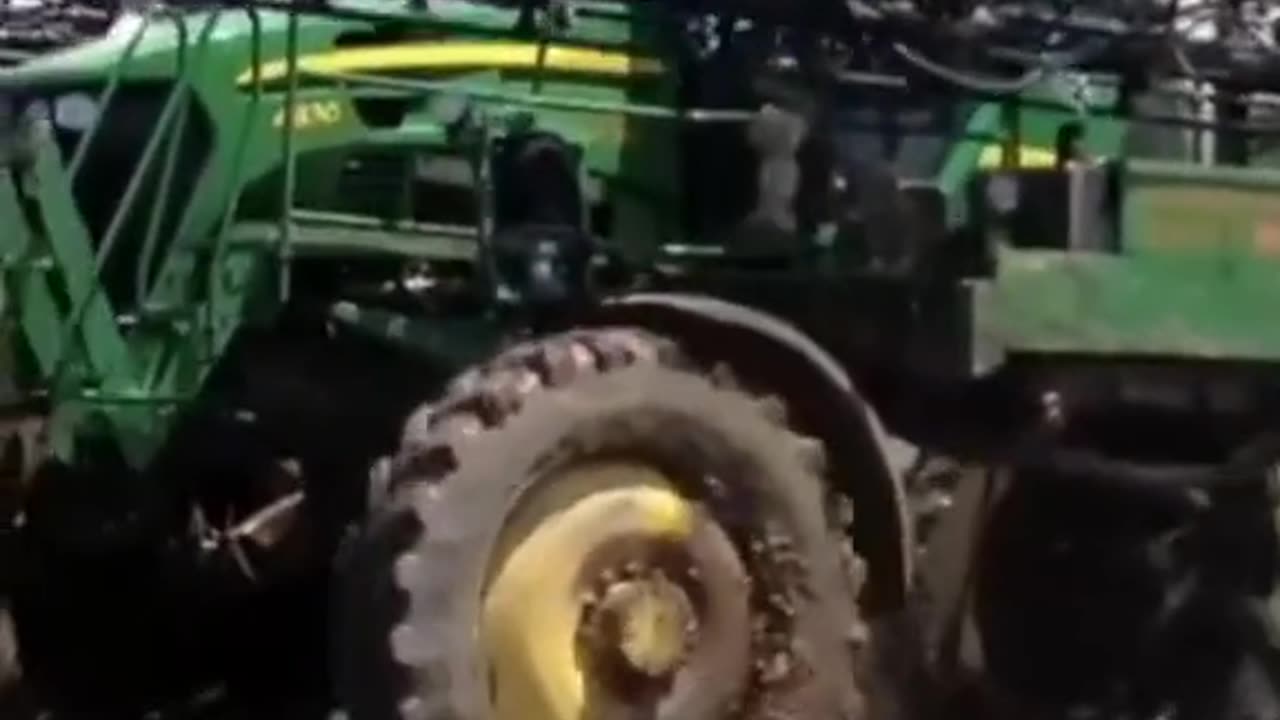 tractors stuck, machines accelerating (29)