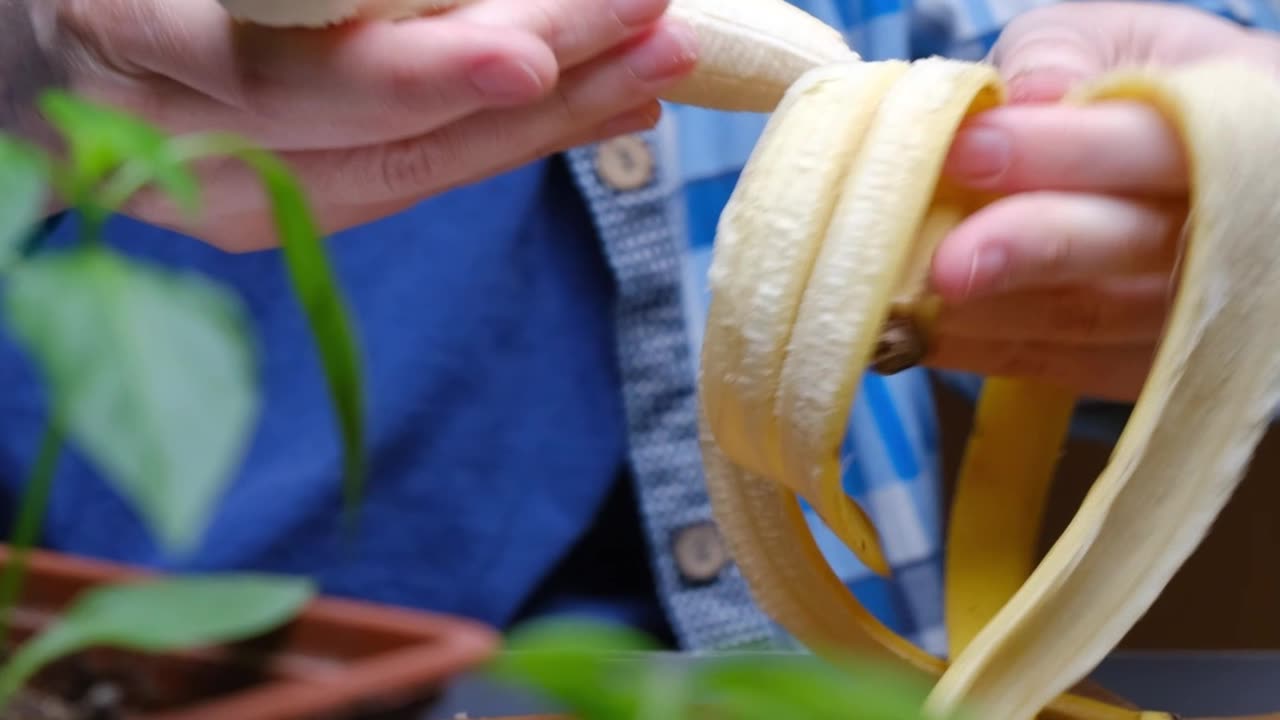 How to keep Bananas Fresh Longer: The Plastic Wrap Trick You Need to Try!