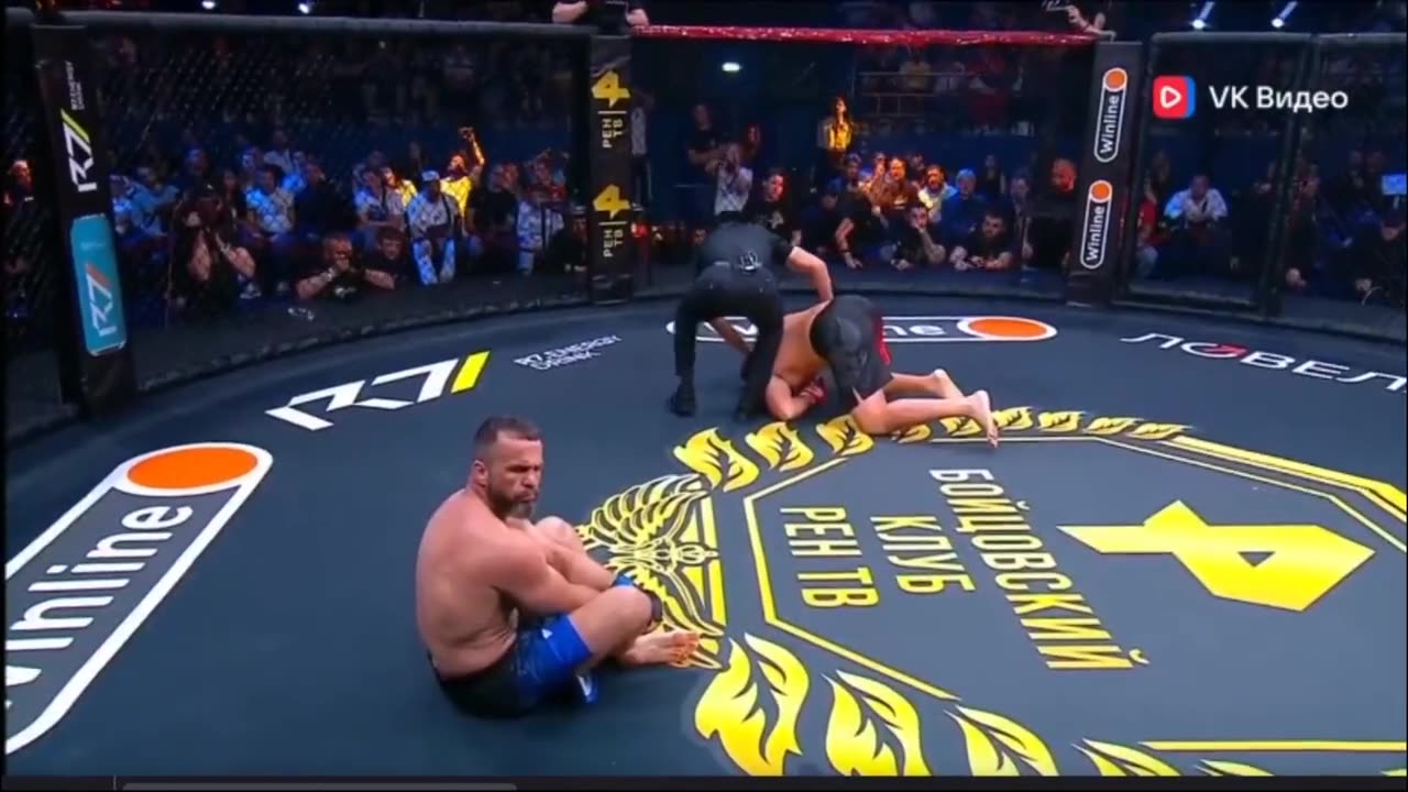 UFC -;Oli Thompson destroys Alexey Oleynik with a massive right hand in the first round