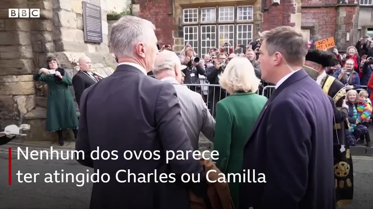 Manifestante atira ovos contra rei Charles