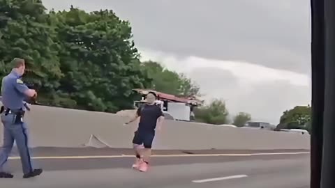Washington State trooper shoots a man armed with a hammer on an Interstate