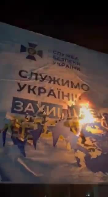 In the LPR, residents of the liberated Markovka burned an advertising poster of SBU