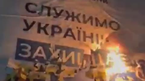 In the LPR, residents of the liberated Markovka burned an advertising poster of SBU