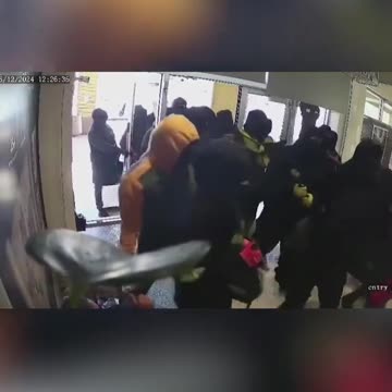 group of robbers with sledgehammers break into a jewelry store in Sunnyvale