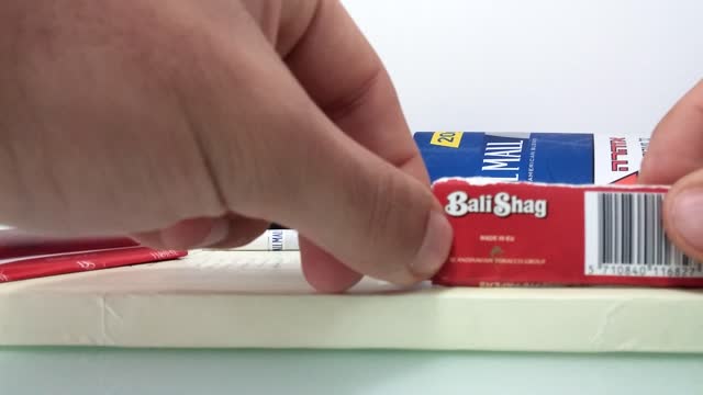 How to roll a cigarette