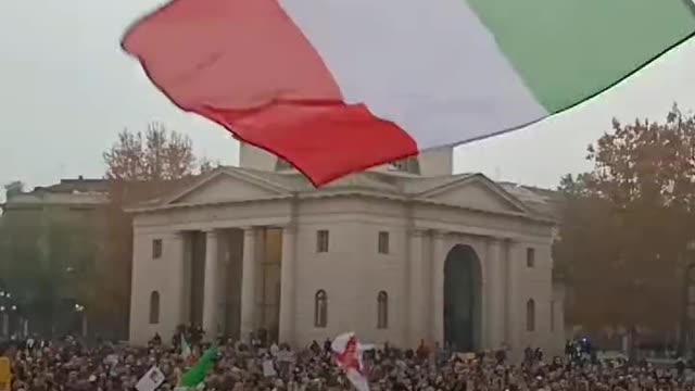 Chants of "No Green Pass" in Milan as Italians come out in force 🇮🇹