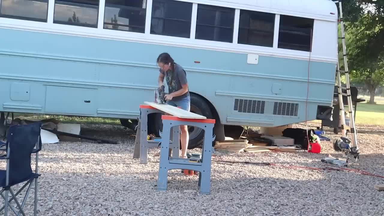 Build a small windowsill of the school bus