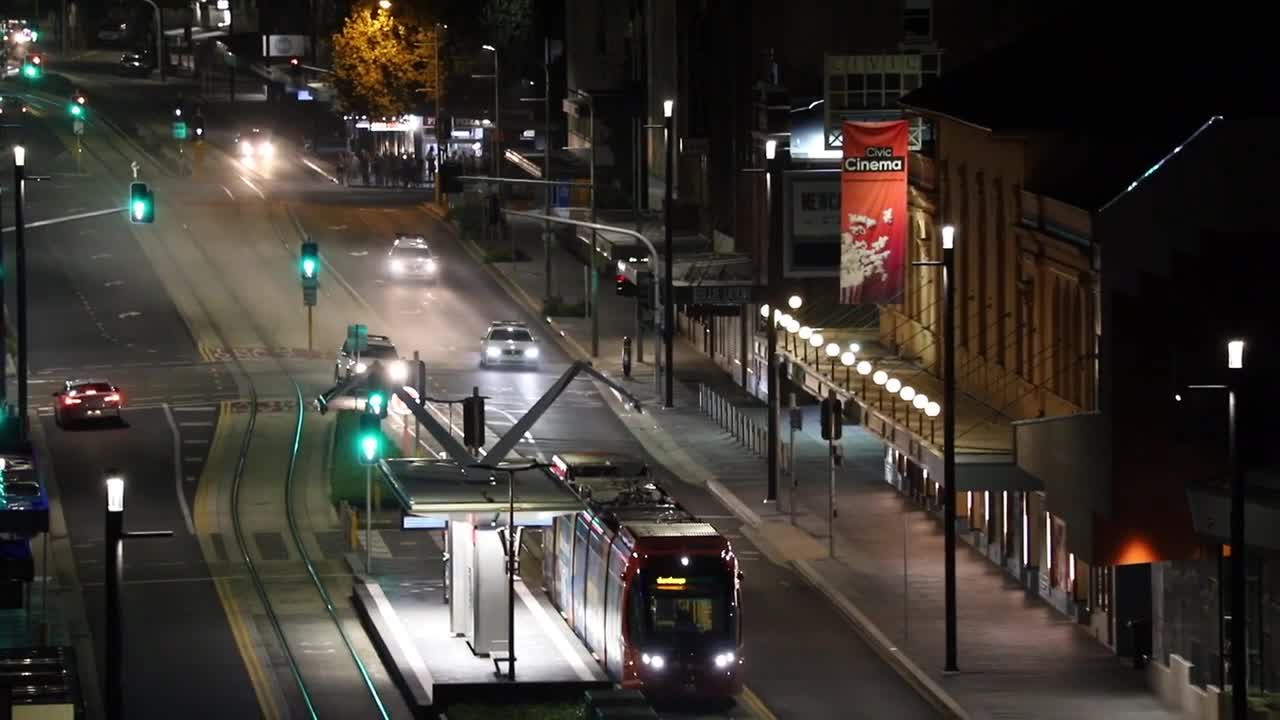 Caught on Camera - NSW Police chase driver through the Newcastle CBD.