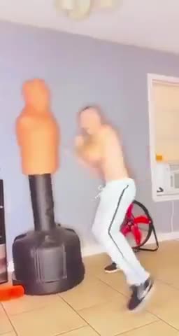 Mind who you pick a Fight with!👀 126 lb man throwing power / speed punches knocking around 240 lbs!🥊