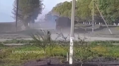 Osmiletý chlapec zdraví projíždějící ruské konvoje v ruském Bělgorodu