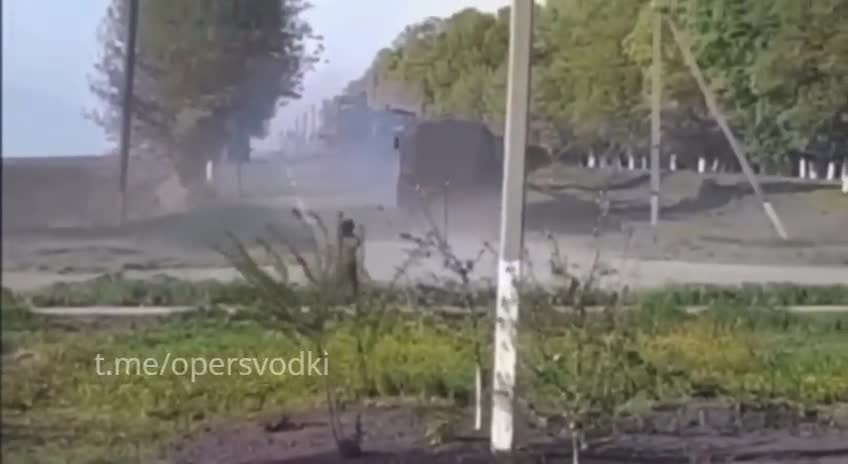 Osmiletý chlapec zdraví projíždějící ruské konvoje v ruském Bělgorodu