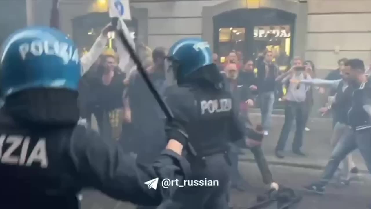 A Napoli si è svolta una manifestazione contro la Nato: la polizia .....