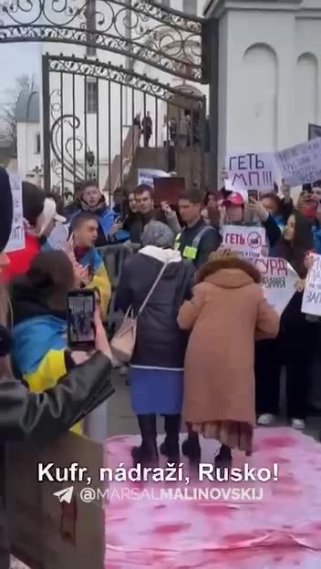 Mladí Banderovci pokřikují na pravoslavné věřící před kostely - Kufr, Nádraží, Rusko 2
