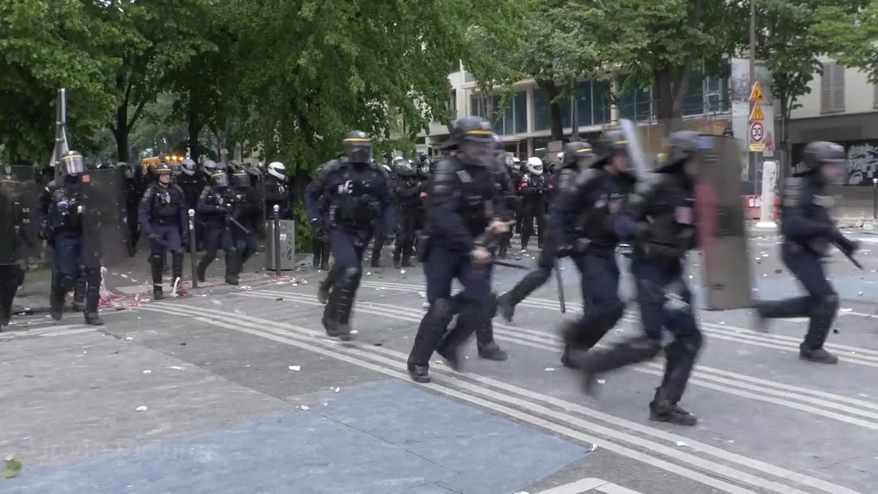 Paris May Day protest turns ugly as police clash with protesters/ MAY4