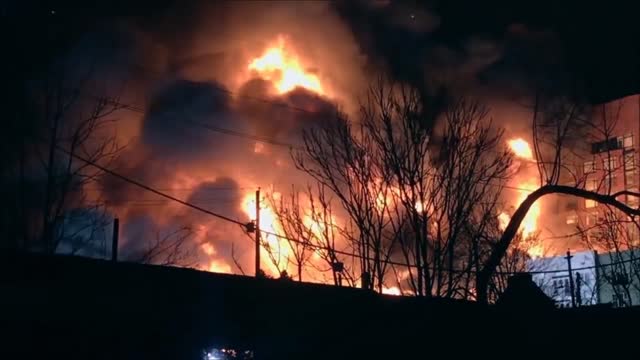 Rascacielos en el centro de Raleigh, Carolina del Norte completamente en llamas